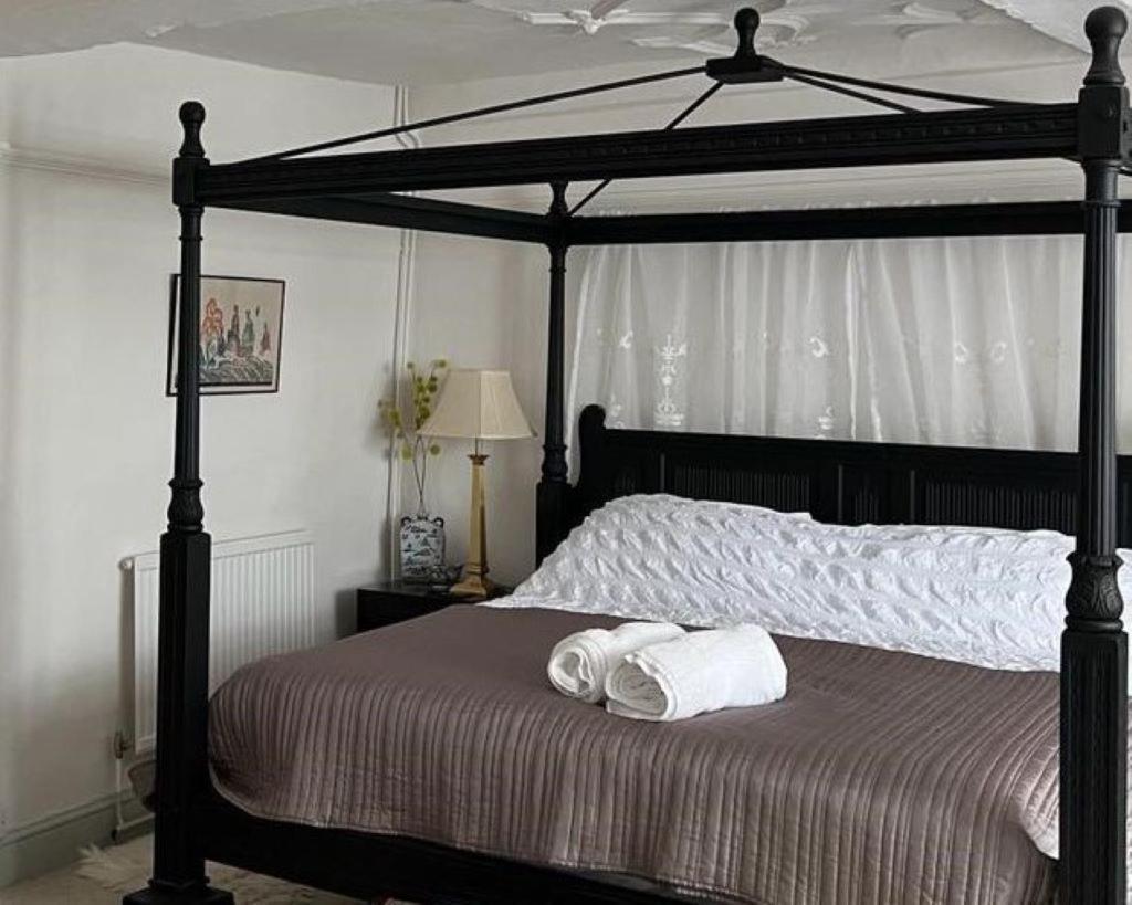 The Totnes Guest House. Upstairs At Zappa'S Bagian luar foto
